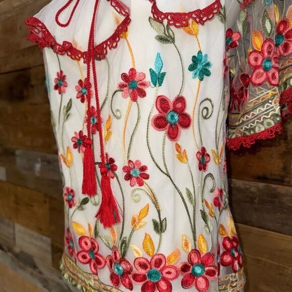 Pastel lined top Overlay embroidered floral
Tule overlay collar Flutter sleeve - Picture 2 of 11